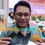 Ketua Bawaslu Kota Kediri, Yudi Agung Nugroho, saat memberi keterangan kepada awak media. Foto: MUJI HARJITA/BANGSAONLINE