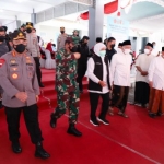 Gubernur Jawa Timur Khofifah Indar Parawansa saat mendampingi Panglima TNI Marsekal Hadi Tjahjanto dan Kapolri Jenderal Listyo Sigit Prabowo, yang memantau langsung pelaksanaan Serbuan Vaksinasi di Pesantren Tebuireng, Jombang, Rabu (25/8) sore. Tampak mereka disambut KH Abdul Hakim (Gus Kikin), pengasuh Pesantren Tebuireng (baju putih). Foto: Humas Pemprov Jatim