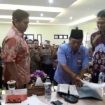 Viva Yoga Mauladi saat menyaksikan Ketua HNSI Agus Mulyono menyerahkan berkas protes yang disampaikan kepada Menteri Kelautan dan Perikanan. 