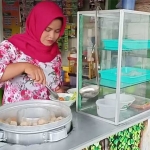 Asma Rosida tengah menyiapkan Bakso Belimbing hasil kreasinya.