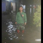 Banjir merendam dusun/desa Gayaman setelah kawasan dataran tinggi Gondang dan Pacet diguyur hujan deras.  foto: YUDI EP/ BANGSAONLINE