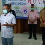 Bupati saat menggelar jumpa pers di halaman wingking (halking) rumah jabatan Bupati Pacitan.