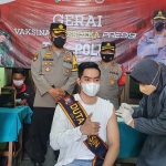 Kapolresta Sidoarjo Kombes Pol. Kusumo Wahyu Bintoro, Selasa (3/8/2021), meninjau pelaksanaan Gerai Vaksin Presisi untuk suntikan vaksinasi Covid-19 tahap dua di Desa Tambak Rejo, Waru, Sidoarjo. (foto: ist)