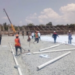 Sejumlah pekerja di lokasi pembangunan stadion komplek TSC.