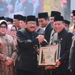Bupati Fadeli saat menerima penghargaan dari Gubernur Jatim Soekarwo. 

