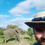 Sheldon Hooper dengan gajah yang menyerangnya. (Image: @shsafariguide/ Newsflash)