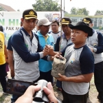 Kapolresta Sidoarjo saat menyerahkan bibit tanaman kepada Mulyono.