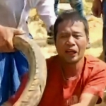 Tangkapan layar video saat terduga pelaku dikerumuni oleh warga yang geram