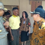 Wali Kota Malang Drs. H. Sutiaji didampingi Kepala DLH, Kasatpol PP, serta Camat saat menemui penjaga TPA Lowokdoro Suparman, kemarin (31/10). foto: IWAN IRAWAN/ BANGSAONLINE