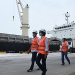 Direktur Pemasaran PG Digna Jatiningsih (dua dari kanan) beserta staf saat meninjau kapal yang memuat Pupuk Urea di Pelabuhan Petrokimia Gresik untuk menuju Meksiko.