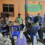 Petugas dari Polres Ngawi saat mendengarkan curahan hati dari warga.