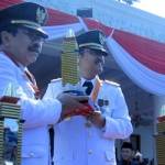 ?PARASAMYA. Gubernur Jatim Soekarwo dan Wakil Gubernur Jatim Saifullah Yusuf menunjukkan piala Parasamya Purna Karya Nugraha. foto : nisa/bangsaonline