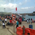 Suasana larung sesaji dan sedekah laut.