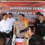 Kapolres Ngawi AKBP Dicky Ario Yusitisianto memimpin rilis pers ungkap kasus tersangka pembobolan rumah.