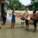 Wongso Negoro, salah satu pengurus DPD Golkar Gresik saat penyerahan bantuan korban banjir. foto: SYUHUD/ BANGSAONLINE