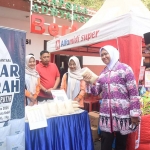 Wakil Wali Kota Kediri Qowimuddin Thoha bersama Kepala Kejaksaan Negeri Kota Kediri Andi Mirnawaty saat meninjau kegiatan pasar murah. Foto: Ist. 