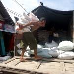 ?Kuli dari tengkulak mengangkut beras dari pembeli di Pasar Purwosari, Bojonegoro. Foto: Eky Nurhadi/HARIAN BANGSA