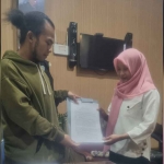 Warga saat menyerahkan surat laporan ke Sekretariat DPRD Situbondo.