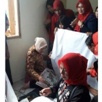 Ketua DPC Sarinah Gresik Siti Muafiyah bersama Wali Kota Surabaya Tri Rismaharini saat belajar membatik. foto: SYUHUD/ BANGSAONLINE