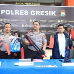 Kapolres Gresik AKBP Ramadhan Nasution (tengah) saat menunjukkan barang bukti yang digunakan komplotan residivis pencuri kabel PLN. Foto: Ist.