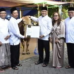 Dirut PT. PG Rahmad Pribadi menyerahkan hewan kurban secara simbolis di masjid Nurul Jannah. foto: ist.