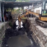 Kegiatan normalisasi di Dusun Sanggud Desa Karangrejo, Kecamatan Gempol oleh DPU SDATR.