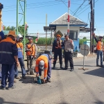 Pelaksanaan penyempitan jalan di perlintasan sebidang.