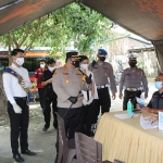 Kapolres Kediri Kota AKBP Wahyudi, saat melakukan pengecekan pelaksanaan Vaksinasi Merah Putih Tahap II dengan didampingi PJU Polres Kediri Kota, Duta Prokes, dan Duta Vaksin Polres Kediri Kota. (foto: ist)