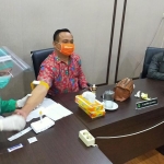 Ketua Komisi I DPRD Kabupaten Pasuruan, dr. Kasiman saat diambil sampel darahnya.