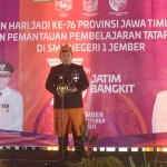 Bupati Hendy memberikan sambutan usai mengikuti Upacara Peringatan Hari Jadi ke-76 Provinsi Jawa Timur melalui video converence di Aula Utama SMA 1 Jember, Rabu (13/10).