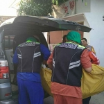 Petugas gabungan saat mengevakuasi korban tewas di Kota Kediri.