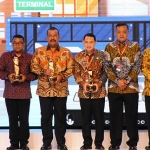 Bupati Nganjuk Novi Rahman Hidayat bersama kepala daerah lainnya saat menerima Penghargaan WTN.