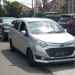 Satreskrim Polres Ponorogo saat melakukan olah TKP di depan Rumah Makan JTV. (foto: ist).