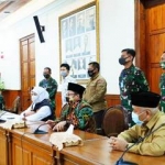 Gubernur Jawa Timur Khofifah Indar Parawansa bersama para kepala daerah Malang Raya saat membahas PSBB Malang Raya di Gedung Negara Grahadi Surabaya. Foto: ist/bangsaonlien.com