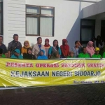Pasien operasi katarak gratis saat berada di kantor Kejari Sidoarjo sebelum diberangkatkan ke Asrama Haji Sukolilo Surabaya. 