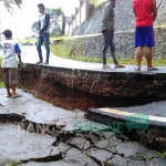 Jalan amblas di Desa Cakul Kecamatan Dongko, Trenggalek.