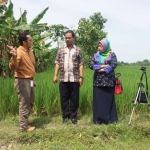 Kepala BLH Bojonegoro, Elzadeba Agustina didampingi Sekretaris BLH Agus Haryana, Kepala Bidang Laboratorium, Hari Susanto serta sejumlah direksi EMCL saat berada di dekat lokasi flare proyek migas Banyu Urip Blok Cepu. foto: EKY NURHADI/ BANGSAONLINE