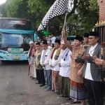 Bupati Arifin (angkat bendera) saat memberangkatkan CJH di depan Pendopo Kabupaten Trenggalek