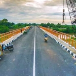 Jembatan Rejoto area favorit remaja menunggu tenggelamnya sang surya.