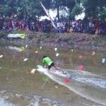 Tampak salah satu warga yang ikut lomba ski lot.