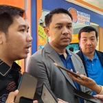 Dari kiri, Ketua Panitia REI Property Expo 2025, Emeraldo Muhammad Elsya, Ketua REI Kediri, Harrys Mahboby, dan Branch Manager BRI Kediri, Dwi Wiryawan Hasan, saat memberi keterangan kepada wartawan. Foto: MUJI HARJITA/ BANGSAONLINE