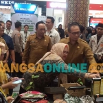 Wakil Bupati Gresik, Aminatun Habibah, saat melihat produk UMKM. Foto: SYUHUD/BANGSAONLINE