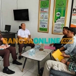 Kasi Pidsus bersama Kasi Intelijen Kejari Kabupaten Kediri  saat menerima perwakilan mahasiswa. Foto: MUJI HARJITA/BANGSAONLINE