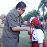 Wakil wali kota Blitar Santoso saat memberikan bantuan seragam sekolah.