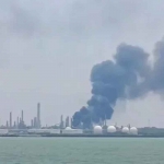 Kepulan  asap hitam akibat kebakaran di kilang TPPI.