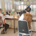 Proses pengambilan darah untuk rapid test di kantor DPRD Bangkalan, Rabu (22/4/2020).