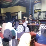 Para karyawan OKE Pub dan Karaoke saat menerima siraman rohani sebelum mereka diliburkan. foto: SUWANDI/ BANGSAONLINE