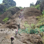 Panjat Tebing Via Ferrata oleh jajaran Muspida Trenggalek di Gunung Sepikul. foto: HERMAN S/ BANGSAONLINE