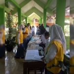 Suasana tes urine untuk siswa baru SMAN 2 Batu.