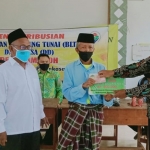 Pembagian BLT-DD di Balai Desa Pamoroh, Kecamatan Kadur, Kabupaten Pamekasan. 